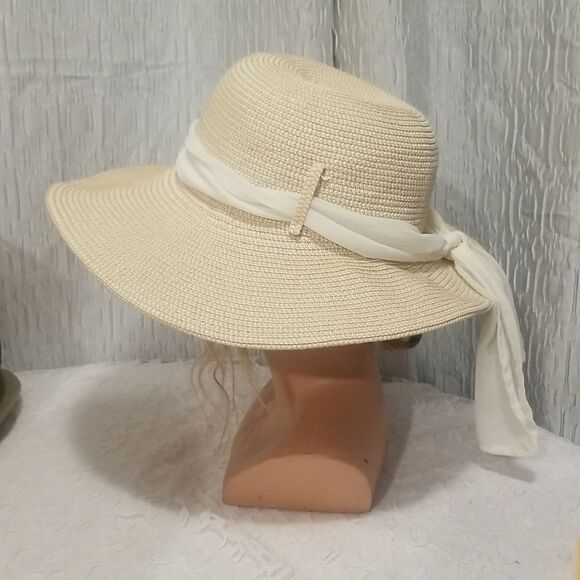 Women's hat pre-owned - Picture 3 of 6